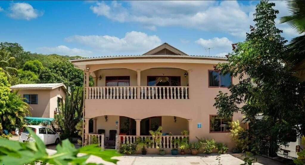 Отель Chez Benoit Self Catering 3*