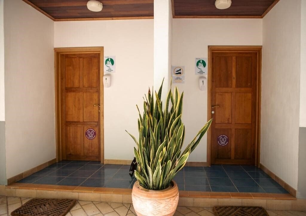 Готель Cavern Apartments 4*