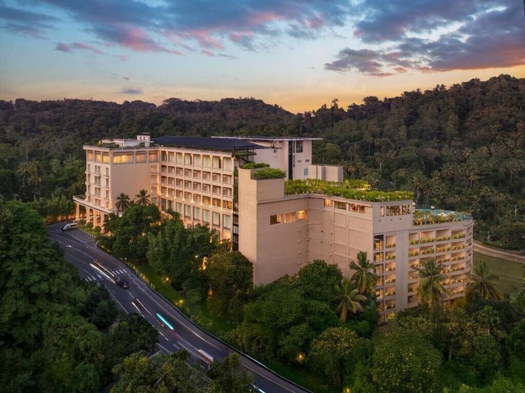 Готель The Golden Crown Hotel 5*