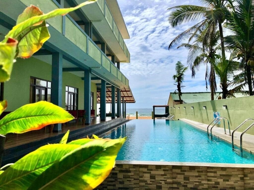 Готель Serenade Beach Hotel 3*