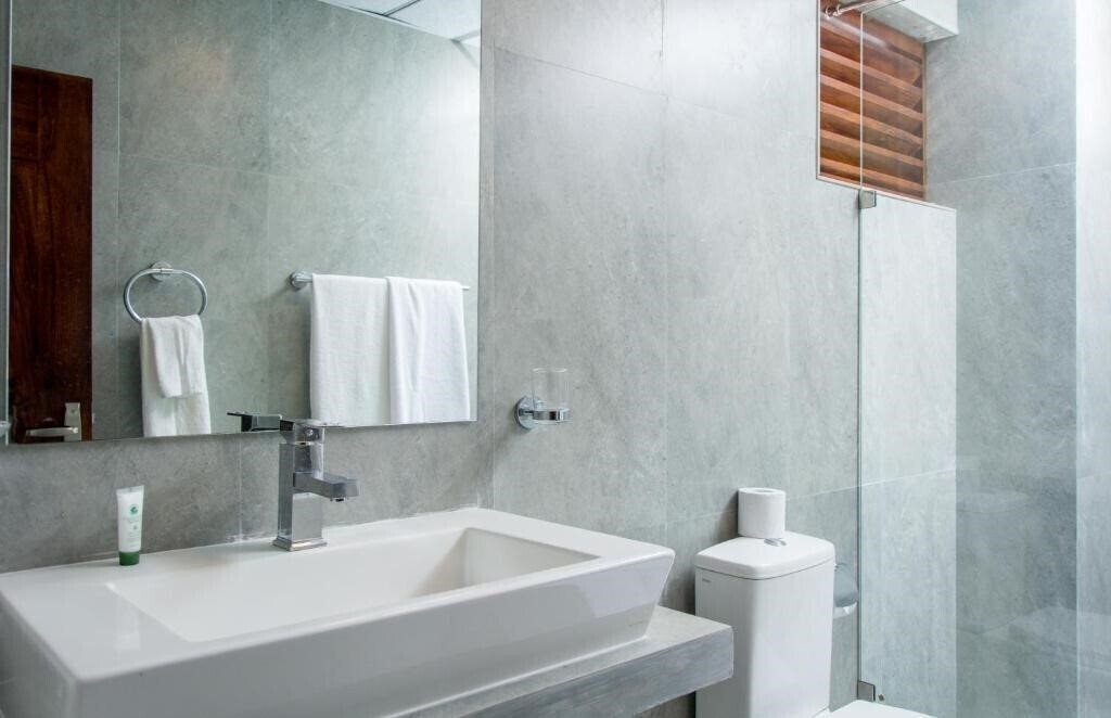 Фотографія Sapphire Seas Beachfront Hotel 3*