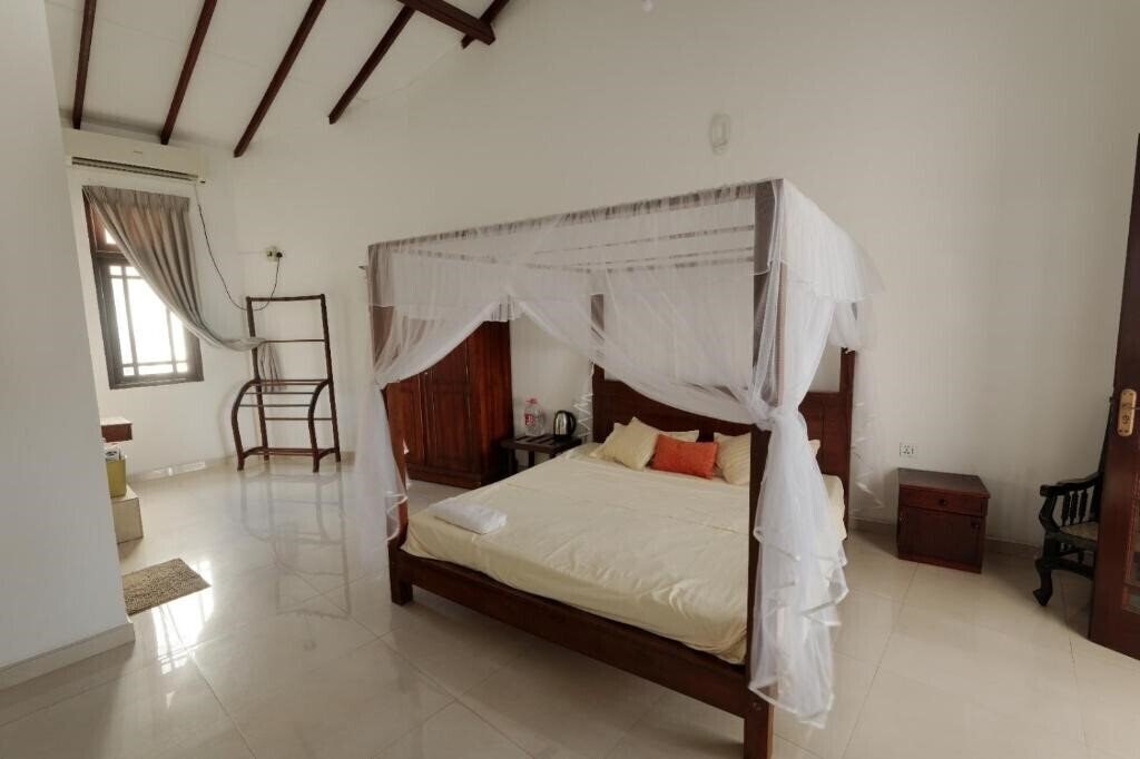 Hotel Mirissa Ocean Breeze 2*