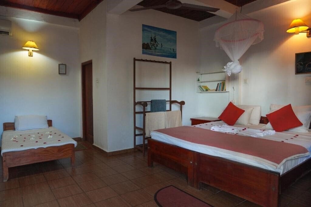 Фото Shanthi Beach Resort 2*