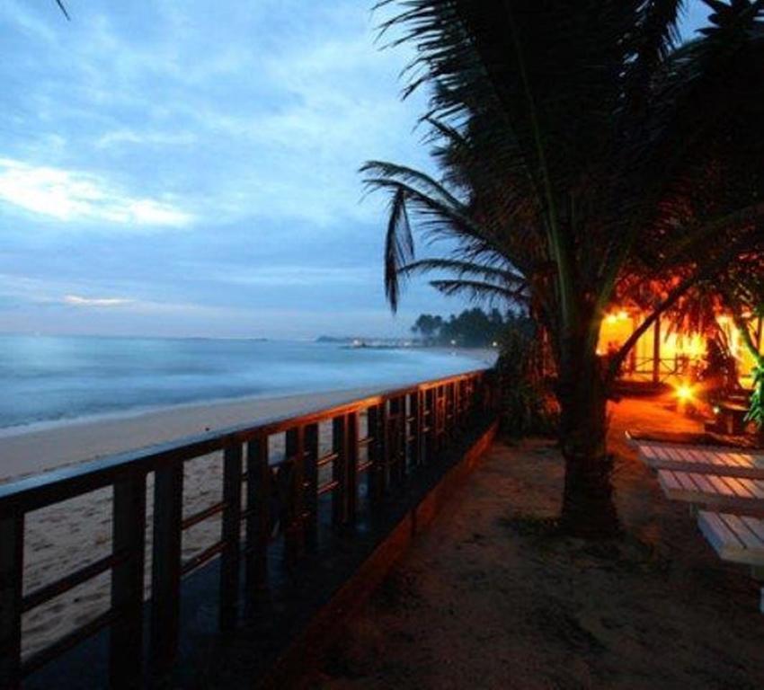 Фото Dalawella Beach Resort 3*