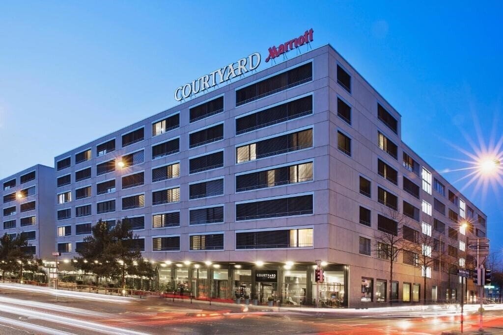 Готель Courtyard By Marriott 4*