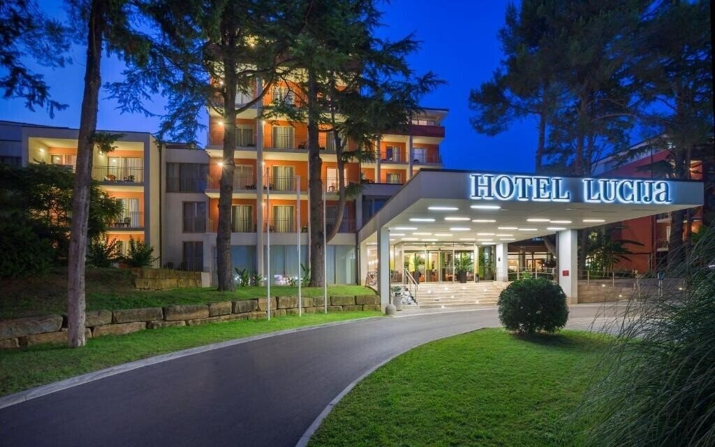 Hotel Lucija 3*