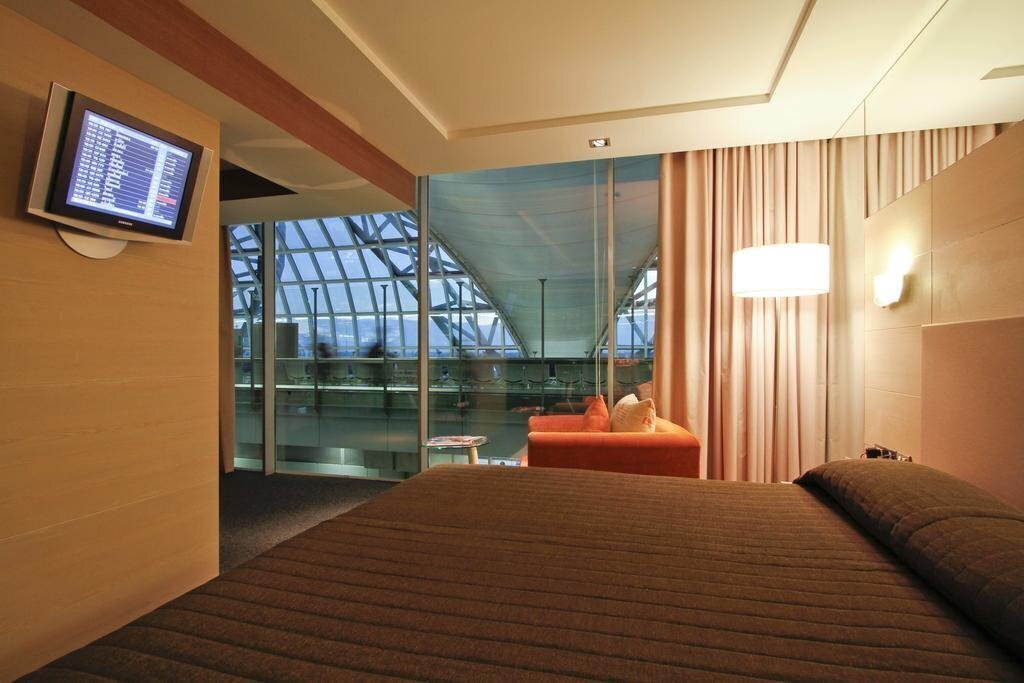 Отель Louis Tavern Dayrooms At Suvarnabhumi Airport 4*