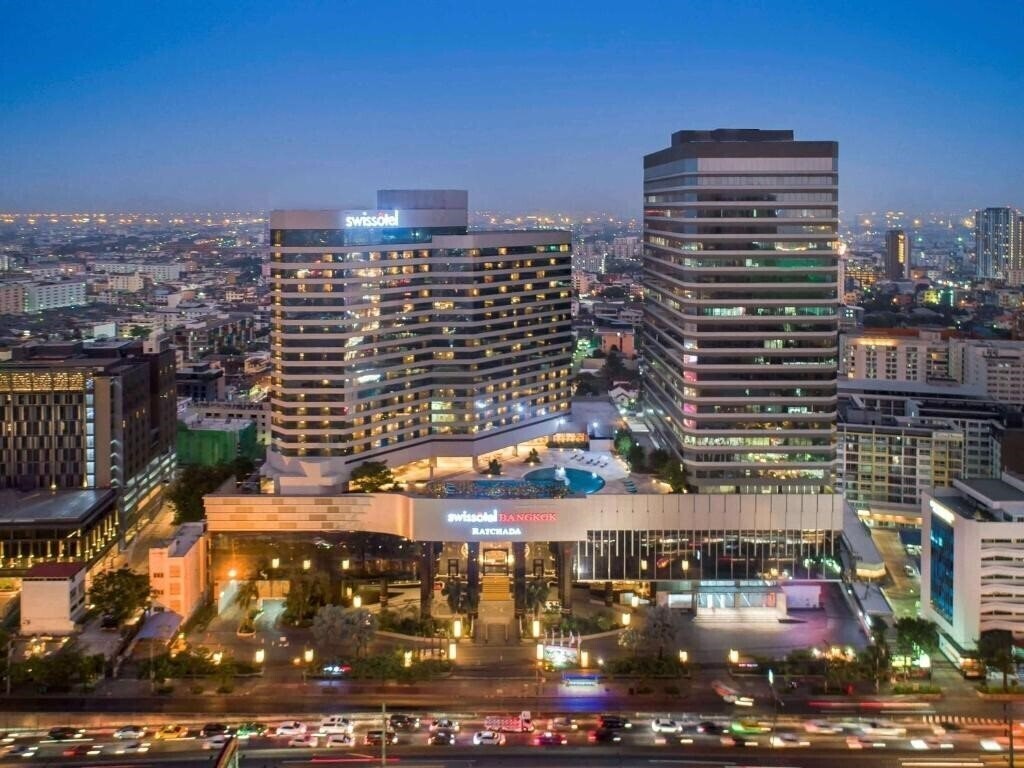 Готель Swissotel Le Concorde 5*