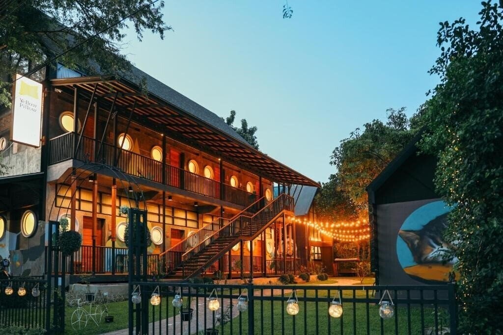 Готель Yellow Pillow Hotel 3*