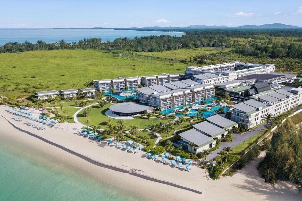 Отель Le Meridien Khao Lak Resort & Spa (ex. Bangsak Merlin Resort) 5*