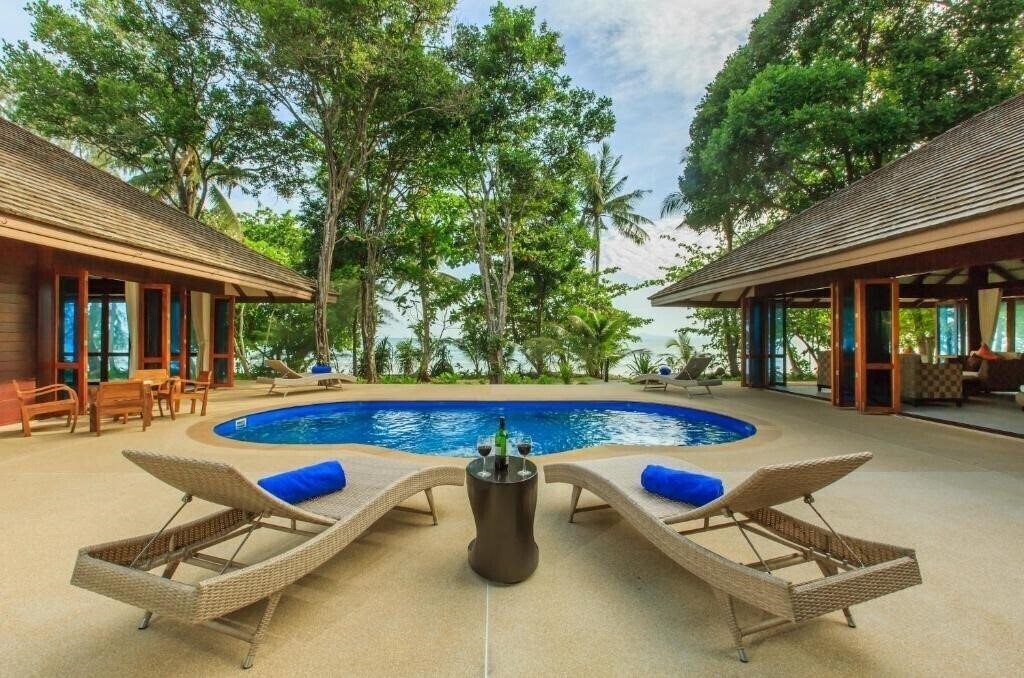 Hotel Koh Jum Beach Villas 4*