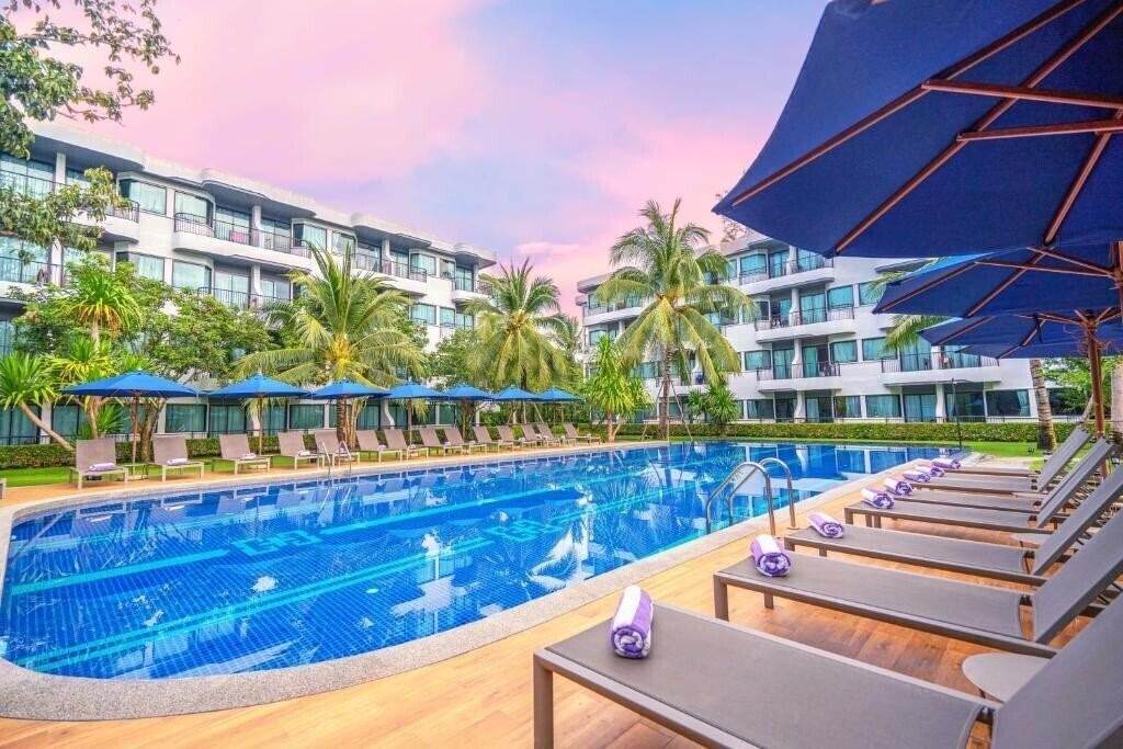 Отель Holiday Style Ao Nang Beach Resort 3*