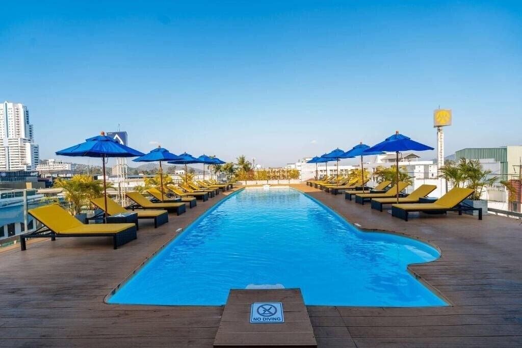 Изображение Days Inn Patong Beach 3*