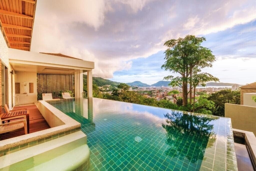 Готель Wyndham Sea Pearl Resort Phuket 5*