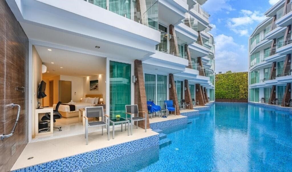 Отель Beachfront Phuket 4*