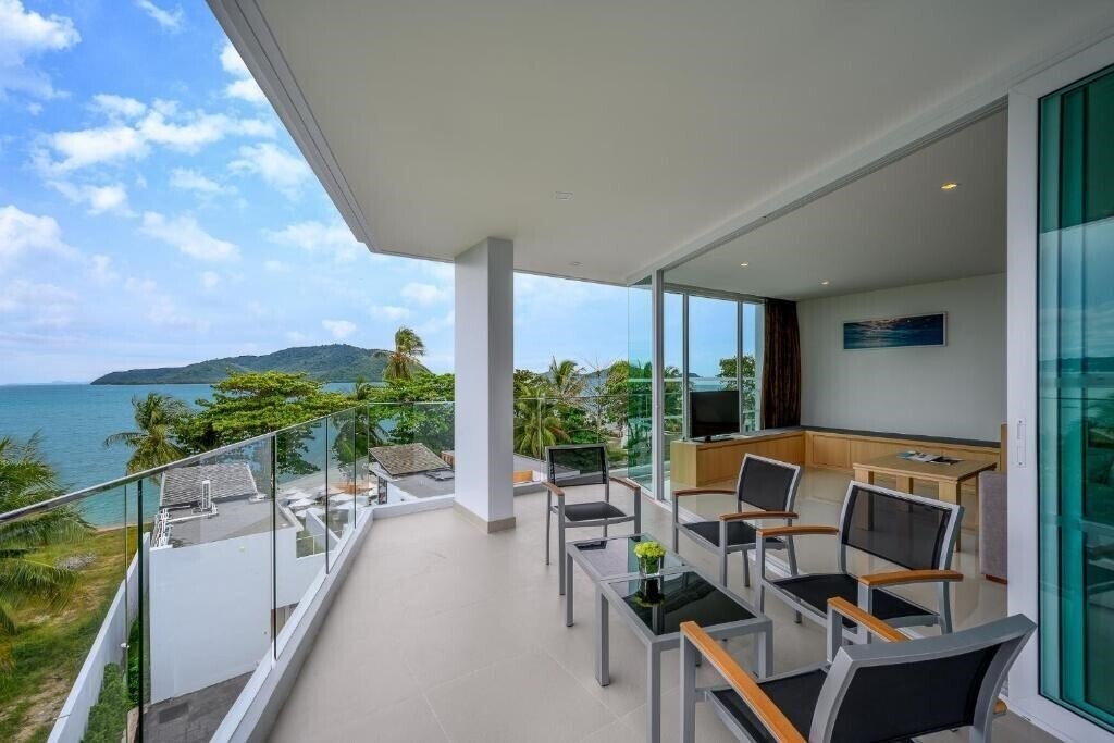 Фотография Beachfront Phuket 4*