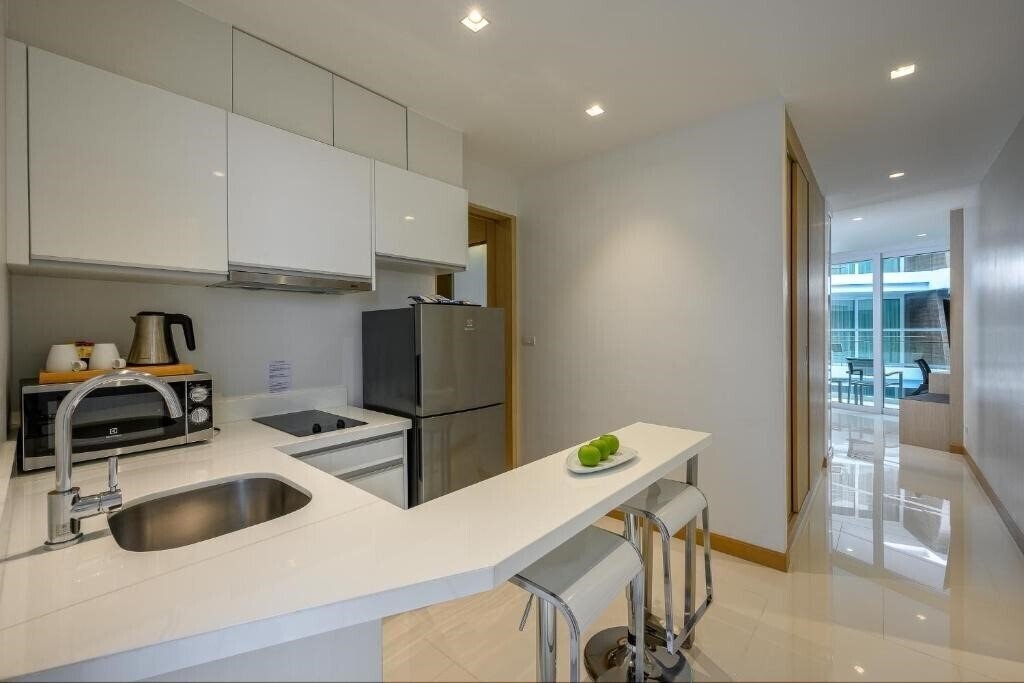 Картинка The Beachfront Hotel Phuket Ikar Crew 4*