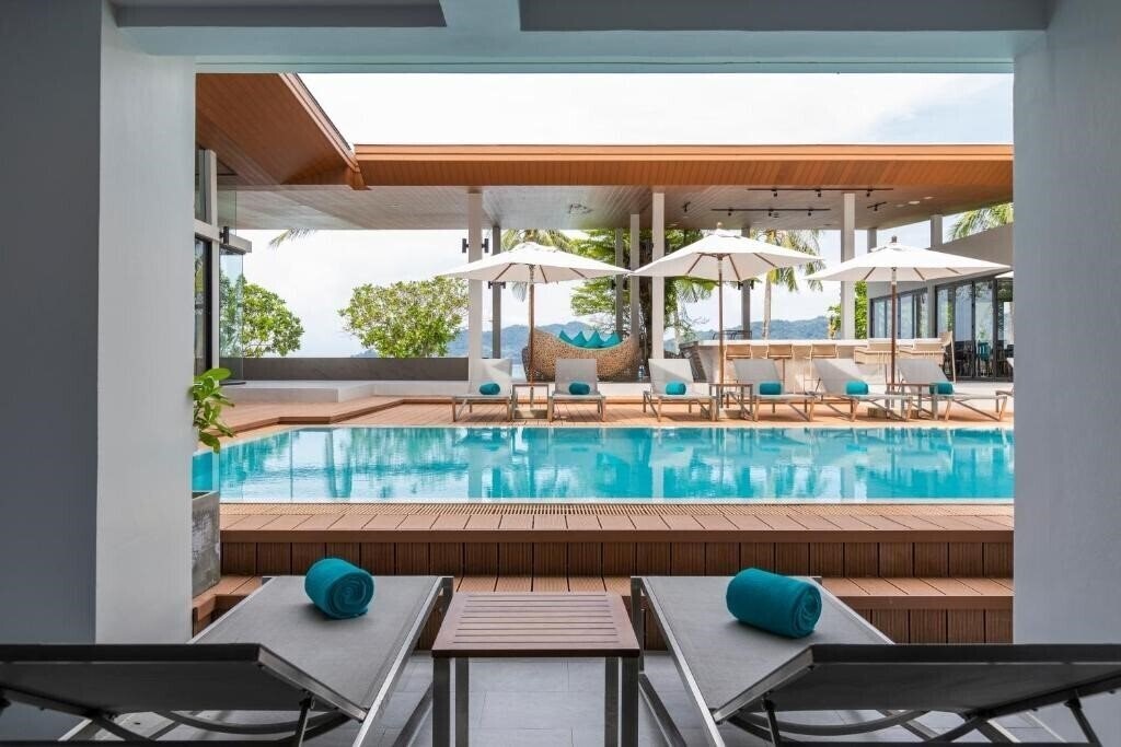 Изображение Liv Hotel Phuket Patong Beachfront 4*