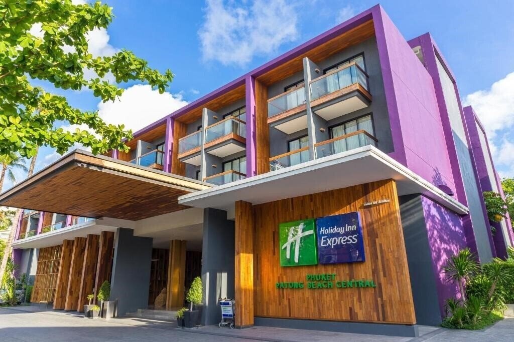 Отель Holiday Inn Express Phuket Patong Beach Central 3*