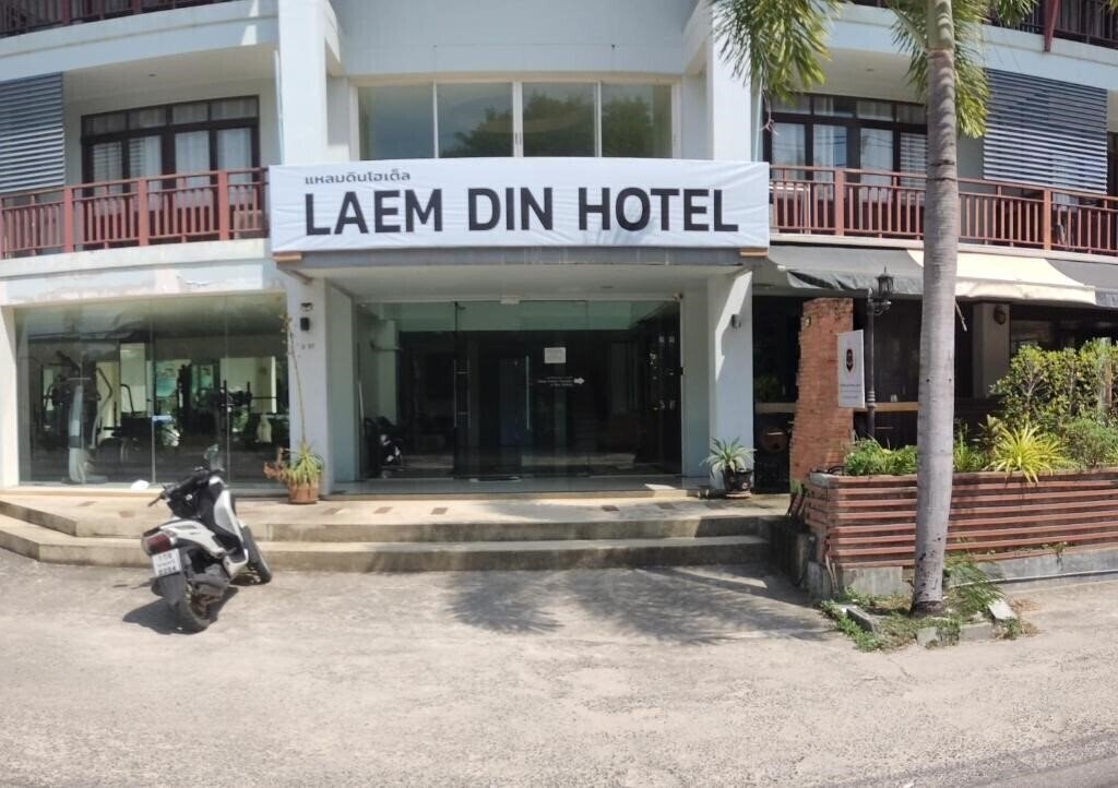 Отель Laem Din Hotel 3*