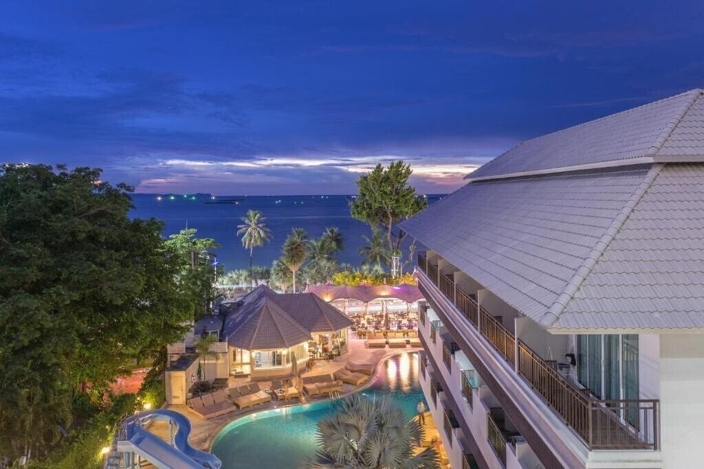 Отель Pattaya Discovery D Beach Tower 4*