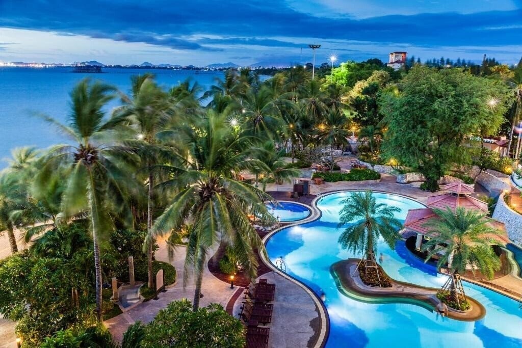 Hotel Cholchan Pattaya Beach Resort 4*