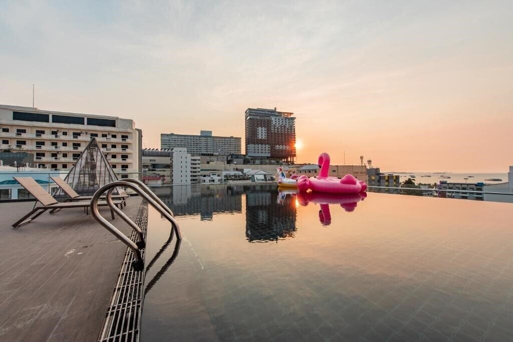 Hotel Blackwoods Hotel Pattaya 5*