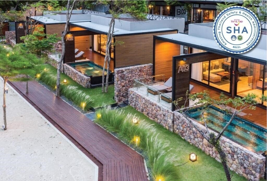 Готель The Cabin Beach Resort 4*