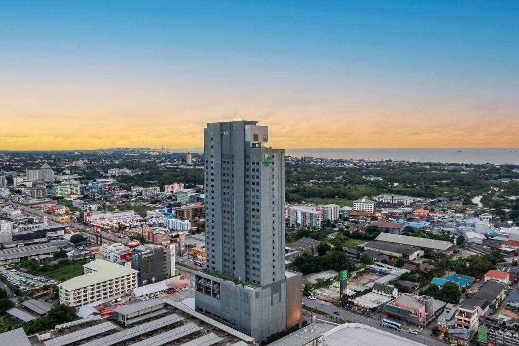 Фотографія Holiday Inn & Suite Rayong City Centre 4*