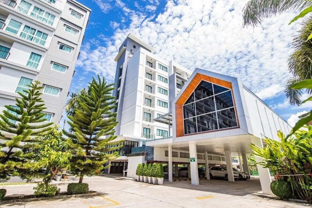 Готель Phavina Hotel Rayong (ex. Phavina Serviced Residence, Phavina Hotel Rayong Sha Extra Plus by Zuzu) 3*