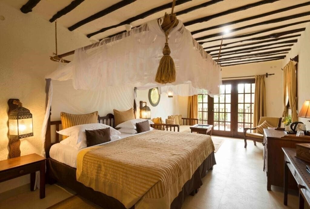 Hotel Breezes Beach Club 5*
