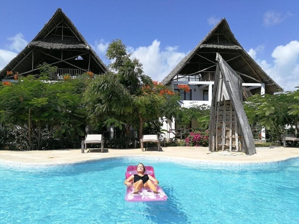 Отель Breeze Residence Apartments 3*