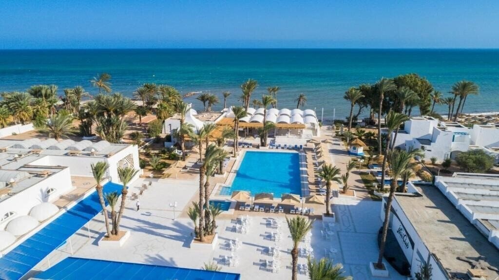 Отель Hari Club Beach Resort 4*