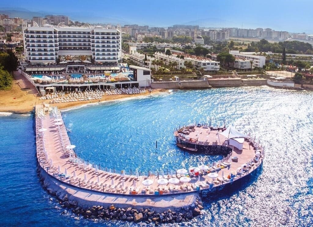 Готель Azura Deluxe Resort & SPA 5*