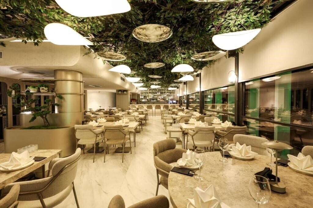 Zdjęcie Four Hills Hotel (ex. Akberlin Hotel, Ak Berlin) 3*