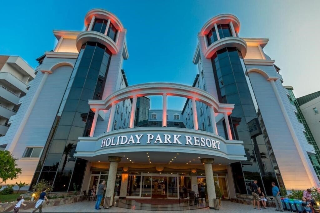 Отель Holiday Park Resort 5*