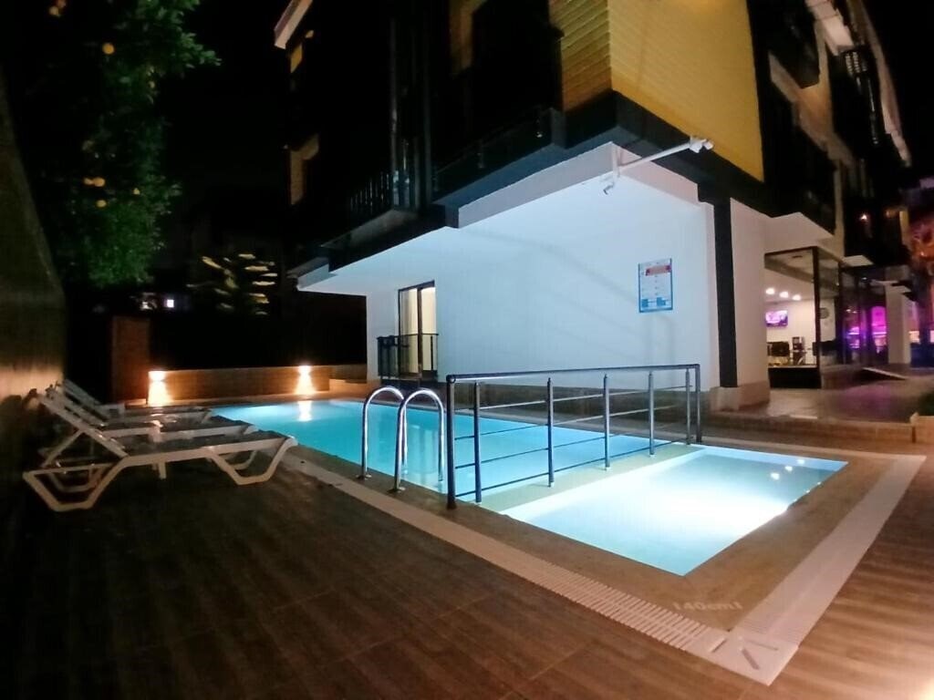 Готель Retro Star Suites 3*