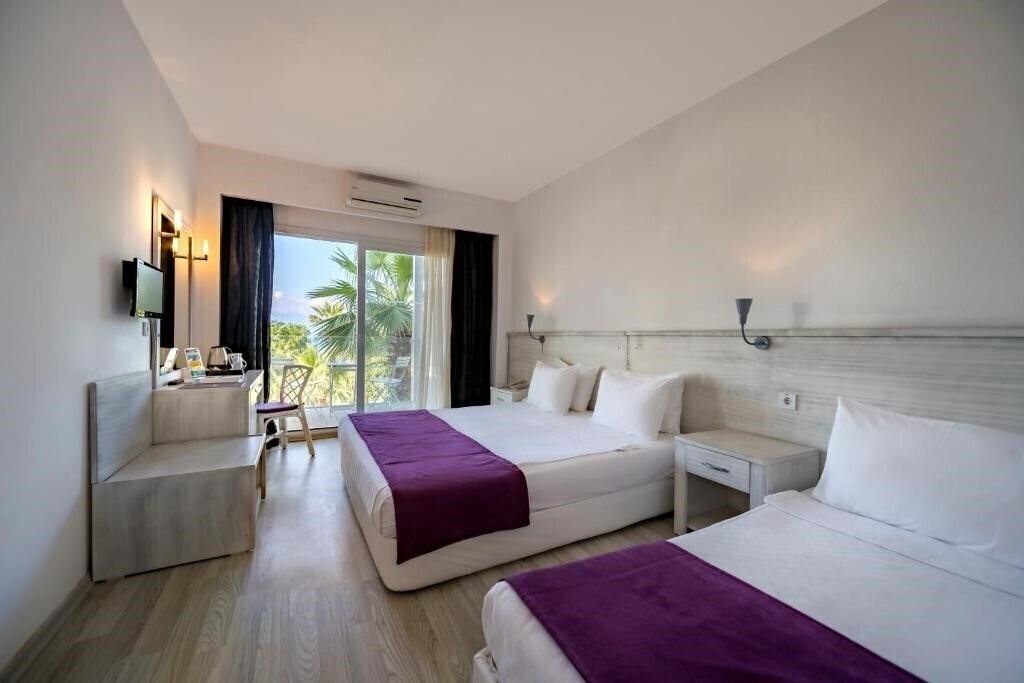 Готель Charm Beach Hotel 4*