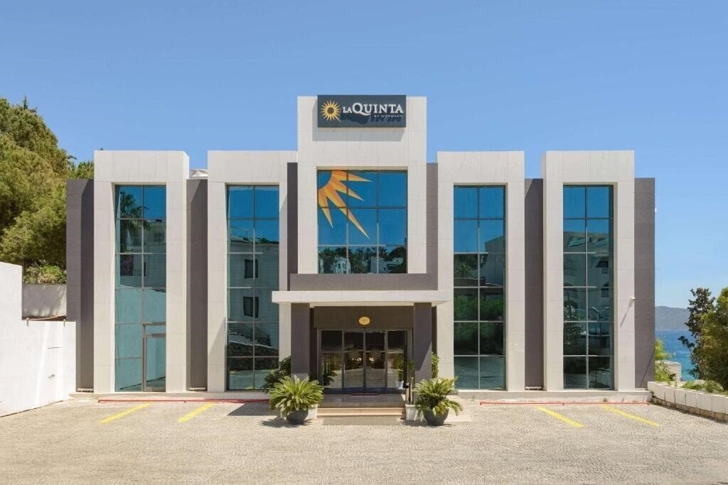 Готель La Quinta By Wyndham Bodrum 4*