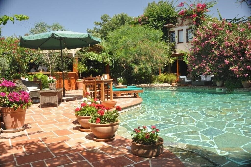 Готель El Vino Hotel & Suites 3*