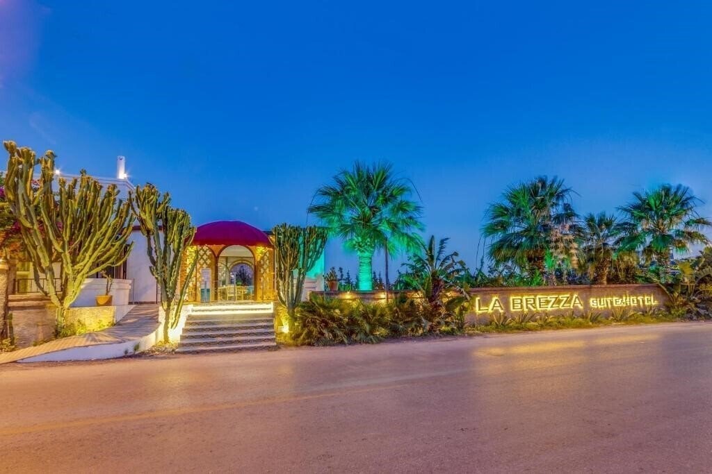 Фотографія La Brezza Suite & Hotel 3*