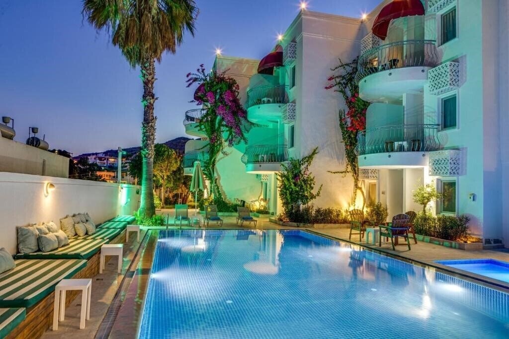 Готель La Brezza Suite & Hotel 3*