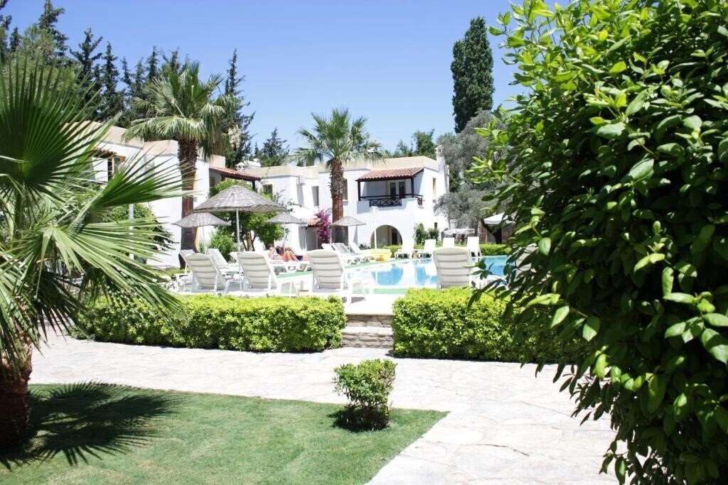 Фото Toloman Hotel & Apartments 3*