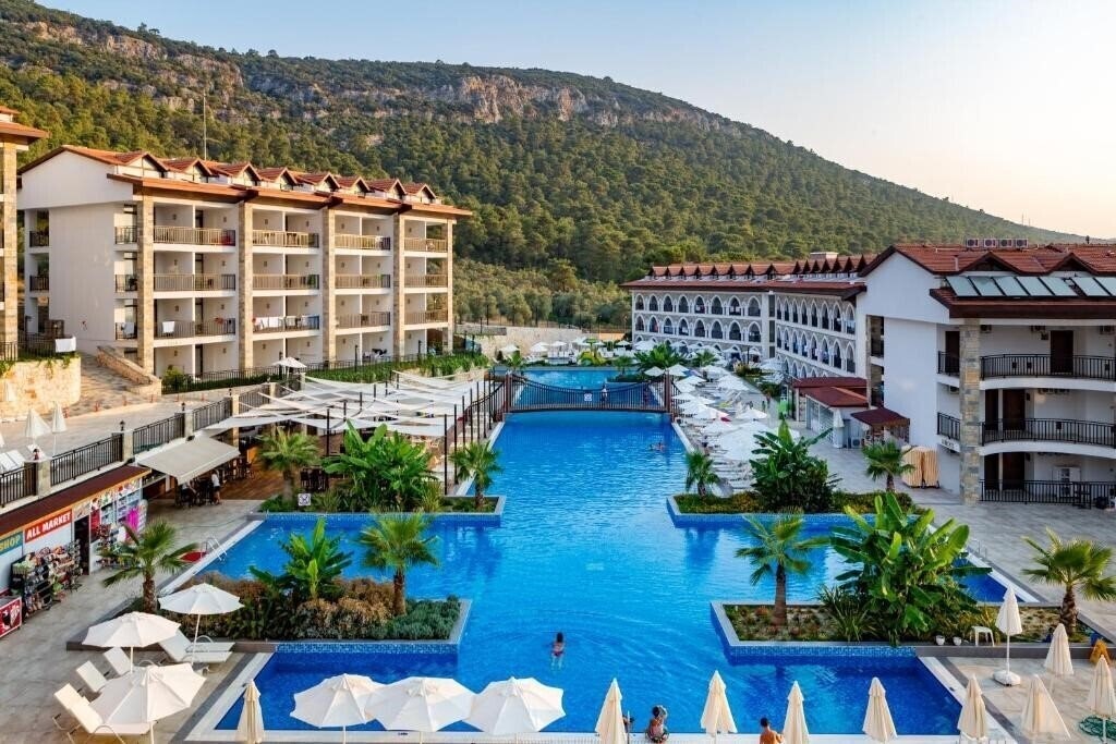Hotel Ramada Resort Akbuk 5*