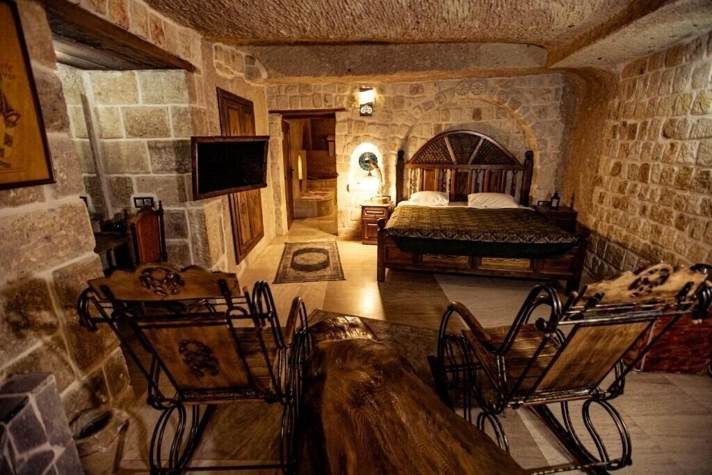 Фото Oread Cave Suites 4*