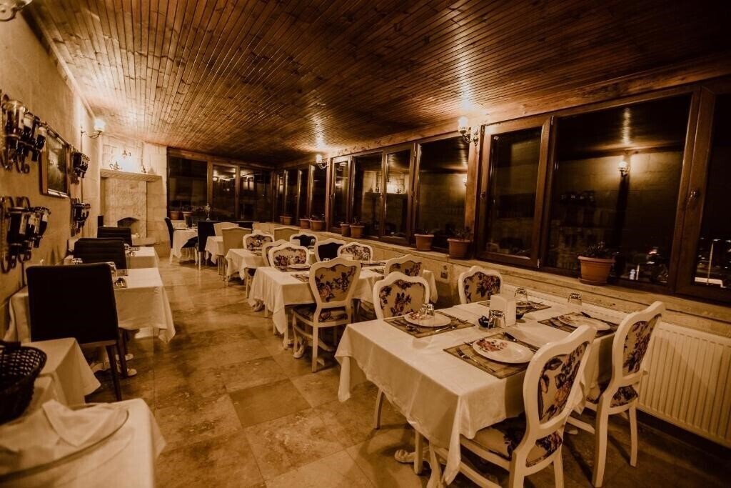 Zdjęcie Young Cave Hotel (ex. Crazy Horse Pension) 3*