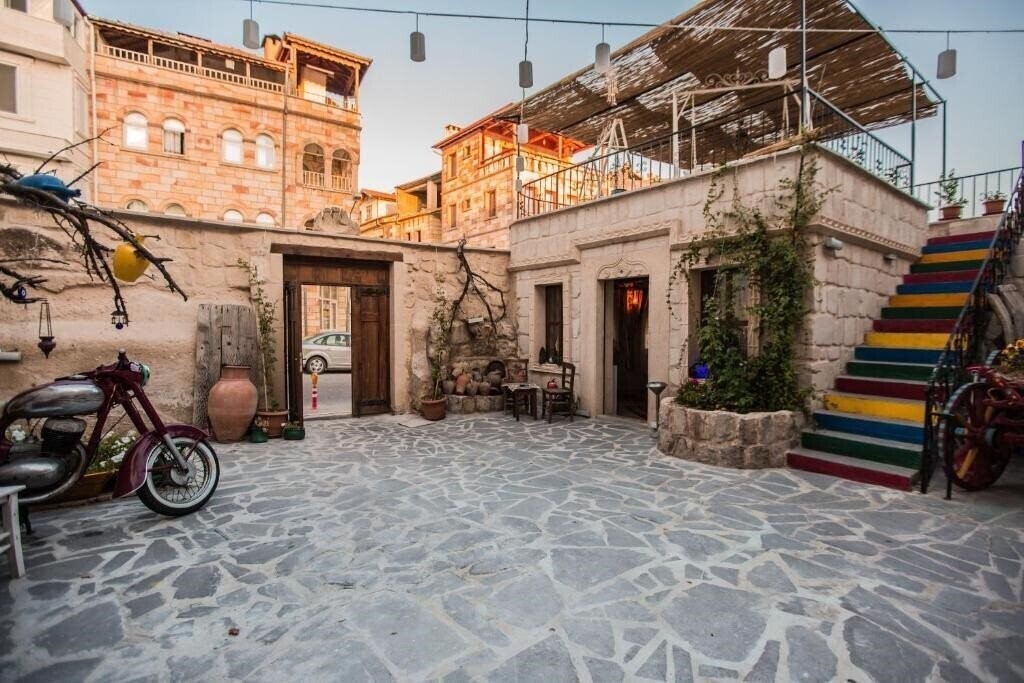 Zdjęcie Young Cave Hotel (ex. Crazy Horse Pension) 3*