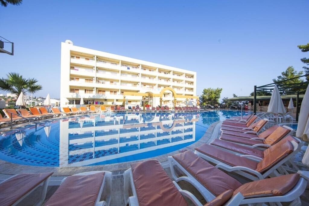 Отель Tuntas Family Suites Kusadasi 4*