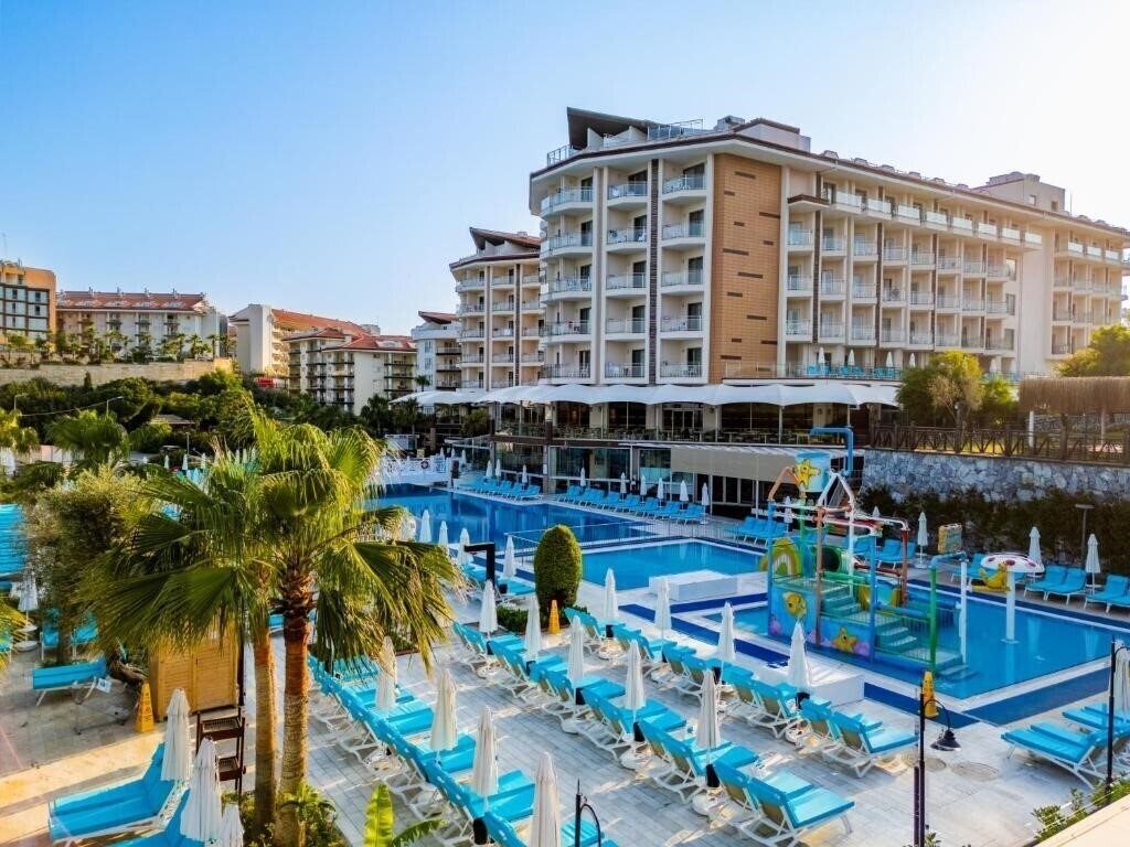 Отель Ramada Resort by Wyndham Kusadasi & Golf 4*
