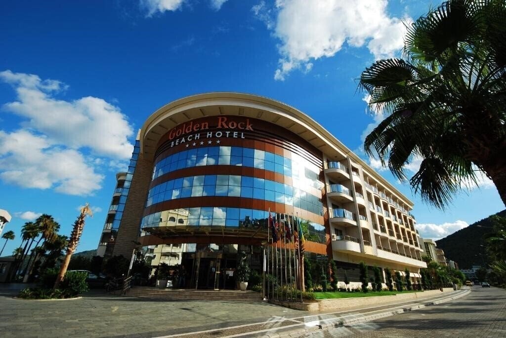 Готель Golden Rock Beach Hotel 5*